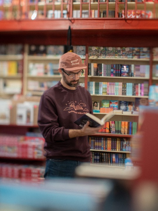 Bluza "looking good with a book" cherry