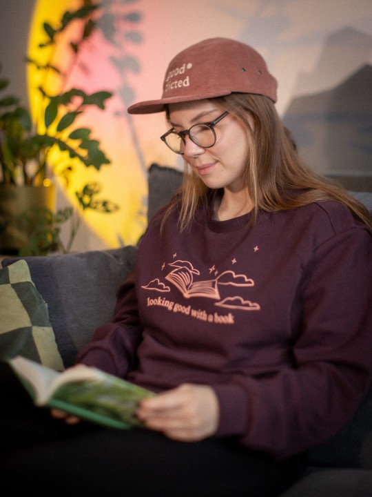 Bluza "looking good with a book" cherry